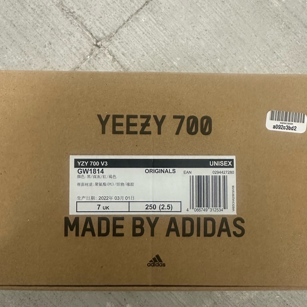 Yeezy Fade Carbon. Perfect condition. Fit woman size 8 or man size 7.